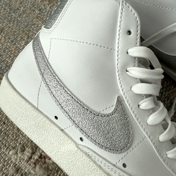 Nike Blazer Mid ’77 ESS in White & Metalic Silver - Picture 9 of 13